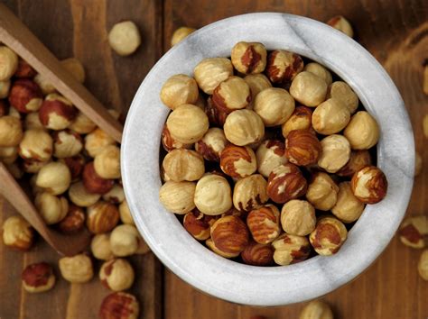 Nocciole tostate su una teglia