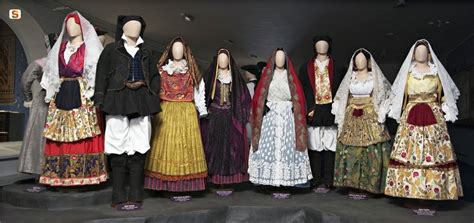 Gauchos in abiti tradizionali che preparano un churrasco