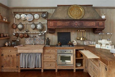 Una vecchia madia in legno in una cucina rustica