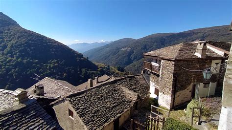 Architettura tradizionale carnica in un borgo montano