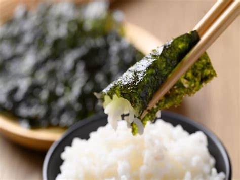 Componenti di un piatto di sushi: riso, pesce, alga nori