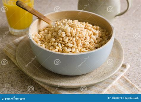 Immagine di una ciotola di riso soffiato con latte e frutta fresca.