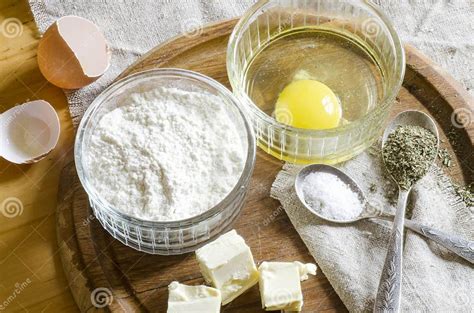 Immagine di ingredienti per la pasta brisée: farina, burro, uova, sale