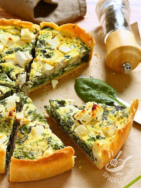 Quiche spinaci e pinoli appena sfornata, dorata e invitante