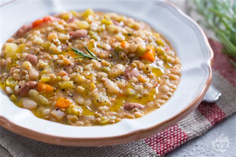 Piatto di zuppa di legumi e cereali biologici
