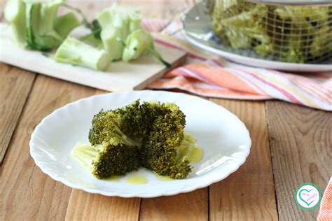 Broccoli cotti al vapore su un piatto