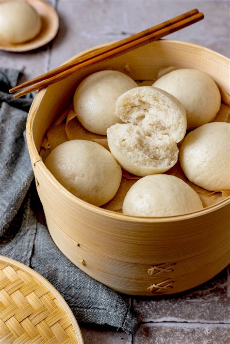 Vaporiera in bambù con panini cinesi in cottura