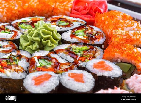 Sushi assortito su piatto