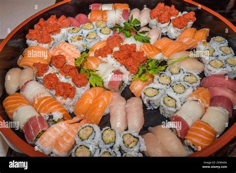 Varietà di sushi e sashimi in un piatto