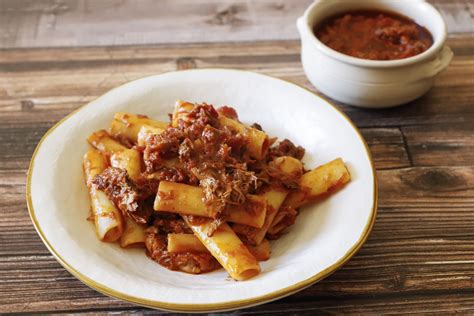 Piatto di pasta con carne sfilacciata