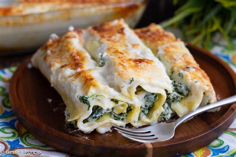 Immagine di cannelloni ripieni e gratinati in una pirofila