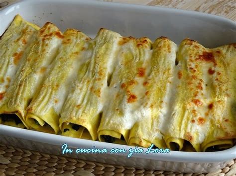Immagine di una pirofila di cannelloni appena sfornati, con la crosticina dorata