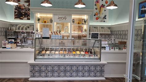 Laboratorio gelateria a vista con ingredienti freschi