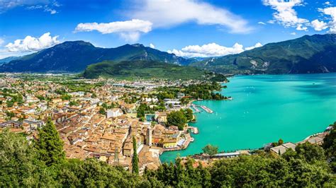 Panorama di Limone sul Garda con il Lago
