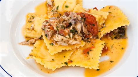 Immagine di un piatto di ravioli di pesce elegantemente guarnito
