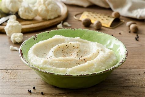 Piatto di purè di cavolfiore cremoso