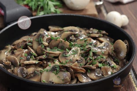 Padella con funghi spinaroli trifolati in cottura