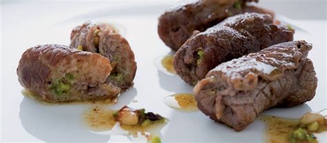 Preparazione della farcitura per involtini di manzo con pistacchi e pinoli