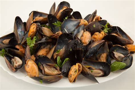 Immagine di cozze fresche in un cesto