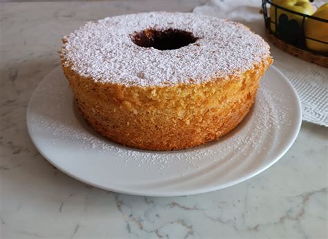 Immagine di una ciambella allo yogurt appena sfornata nel Fornetto Versilia
