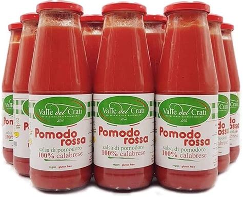 Immagine di bottiglie di vetro da 720 ml piene di salsa di pomodoro