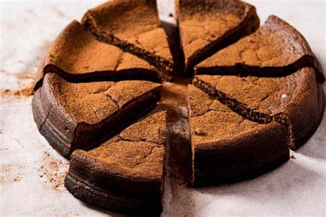 torta al cioccolato tagliata a fette su un piatto