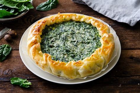 Dettaglio di una torta salata con ricotta e spinaci che mostra la croccantezza della pasta brisée