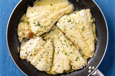 Padella antiaderente con filetti di merluzzo che cuociono