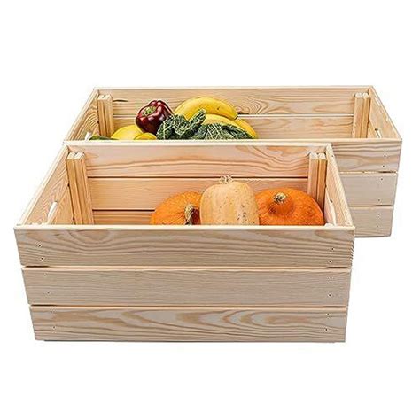 Cassetta di legno piena di frutta e verdura fresca di stagione