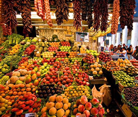 Un truck che consegna casse di frutta e verdura a un negozio