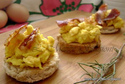 Mini bruschette con uova strapazzate e pancetta