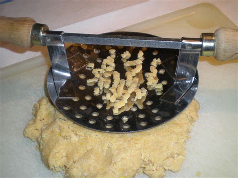 Formazione dei passatelli con il ferro