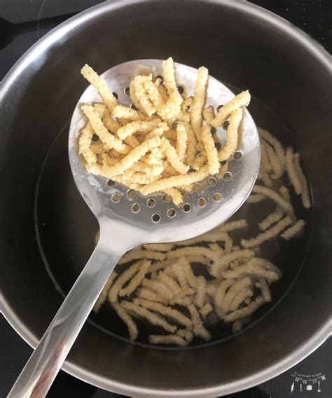 Passatelli cotti e scolati su schiumarola