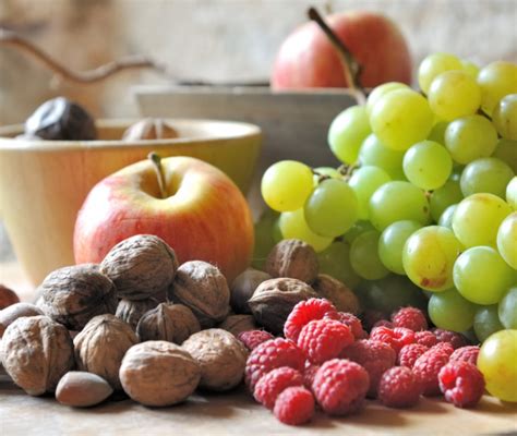 Varietà di frutta fresca e secca per guarnire il porridge