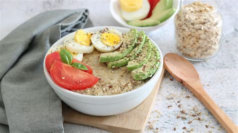 Porridge salato con verdure e uovo in camicia