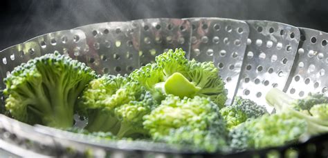 Broccoli freschi pronti per la cottura al vapore