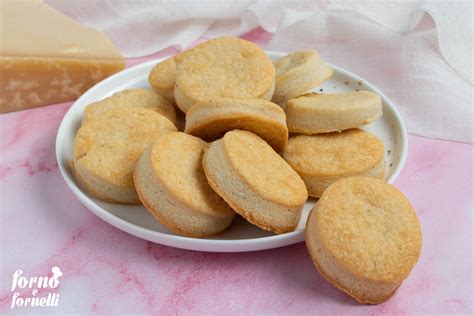 Ingredienti per i biscotti salati al parmigiano disposti su un piano da lavoro