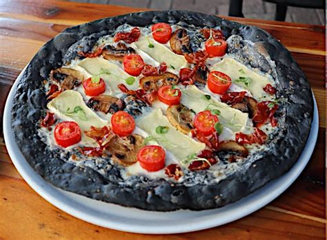 Pizza con impasto al carbone vegetale