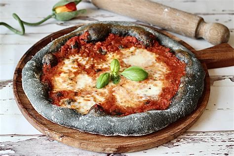 Ingredienti per l'impasto della pizza al carbone