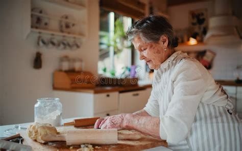 Donna che prepara dolci in una cucina rustica