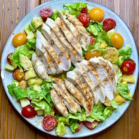 Pollo impanato dorato e croccante su un letto di insalata fresca