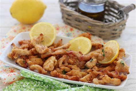 Una ciotola di straccetti impanati piccanti serviti con salsa allo yogurt e lime