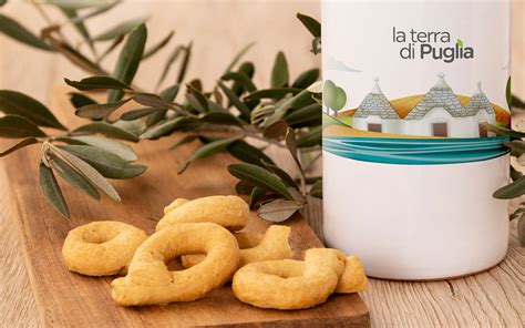 Una varietà di prodotti tipici pugliesi come taralli, frise e olio d'oliva
