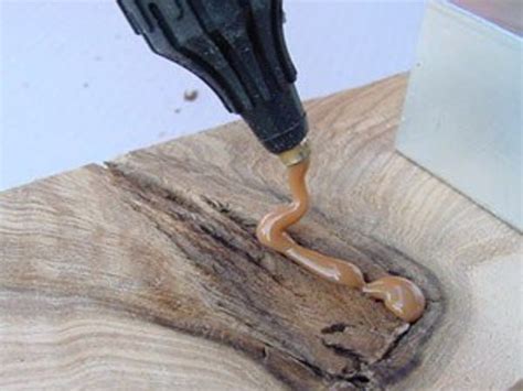 Polveri metalliche e resina per riempire crepe nel legno