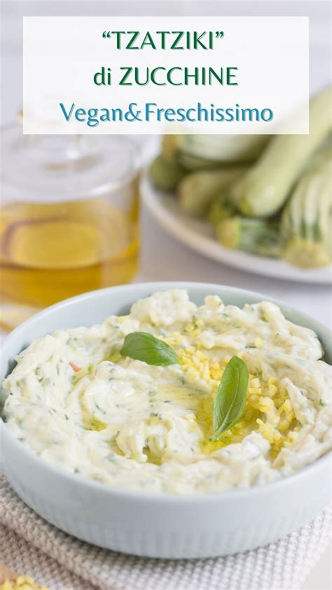 Ciotola di tzatziki vegano con verdure crude