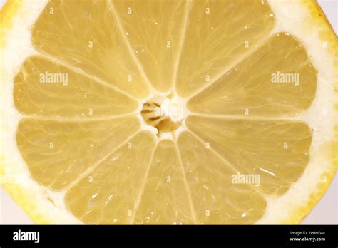 un limone tagliato a metà che mostra la polpa succosa