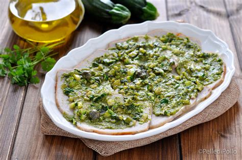 Arrosto freddo di maiale affettato sottilmente con salsa verde