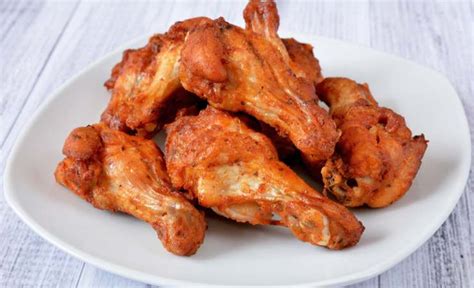 Alette di pollo piccanti appena cotte su un piatto di portata