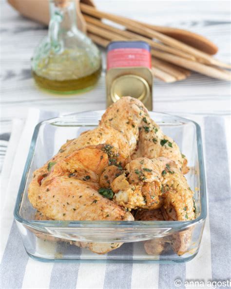 Ingredienti per la marinatura delle alette di pollo: olio, limone, aglio, spezie