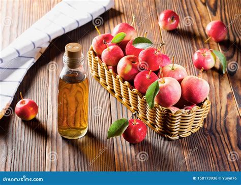 Mele fresche e aceto di mele in una bottiglia